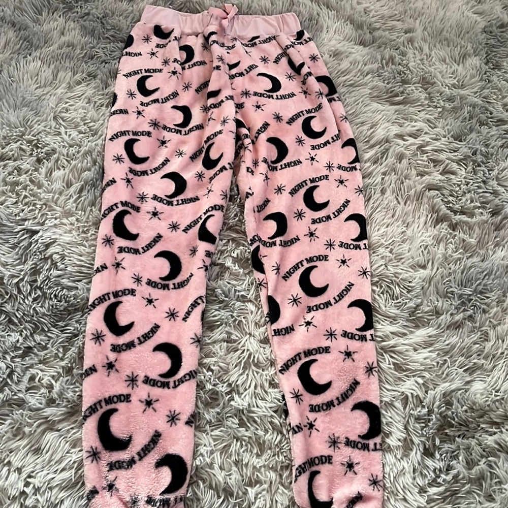 This pink pajama bottoms have drawstrings!
